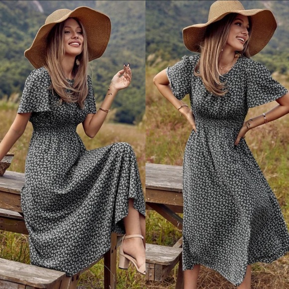 Dresses & Skirts - Boho floral print shirred dress